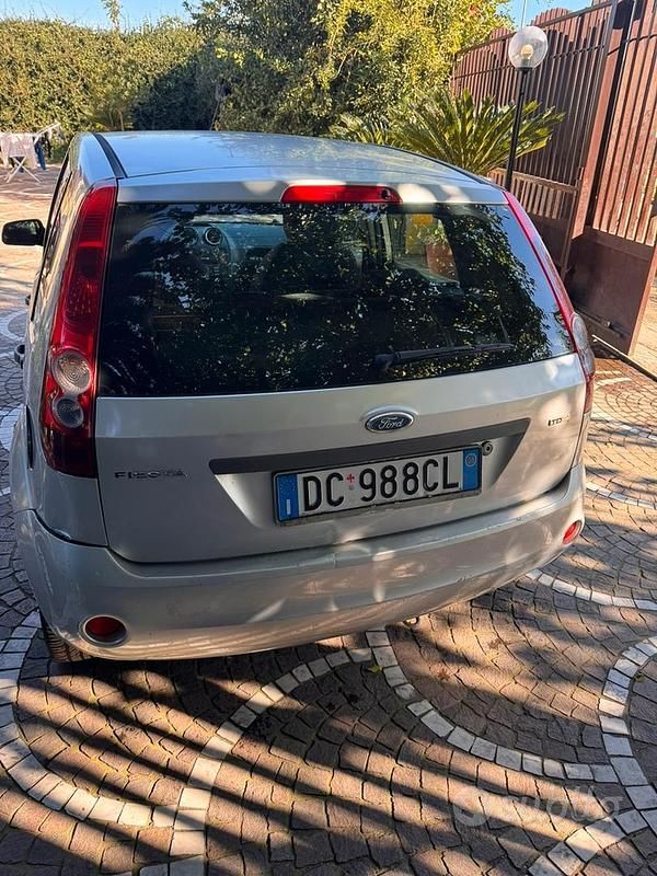Usata Ford Fiesta 2004 Grigio Berlina