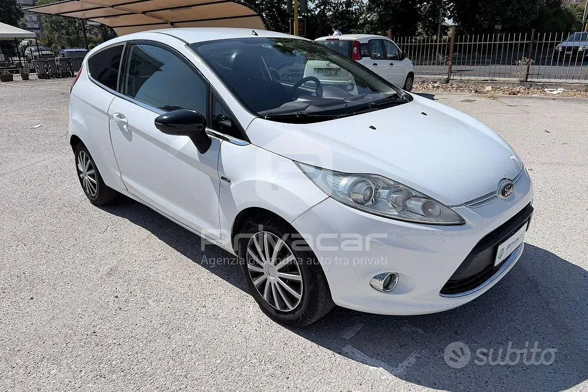 Usata Ford Fiesta 90 CV (66 kW) 2010 Bianco Utilitaria