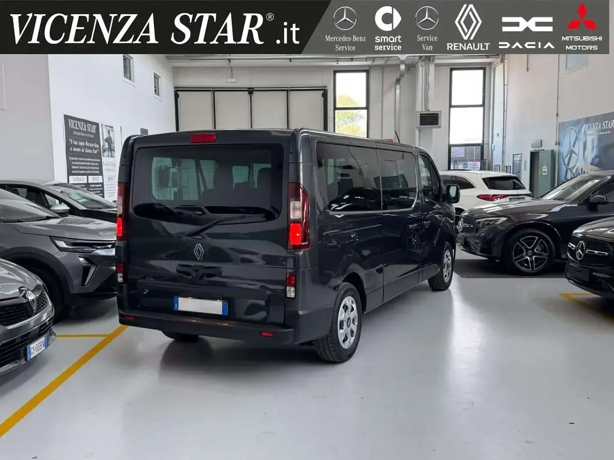 Usata Renault Trafic 150 CV (110 kW) 2024 Grigio Monovolume