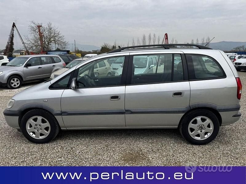 Usata Opel Zafira 101 CV (74 kW) 1999 Grigio Monovolume