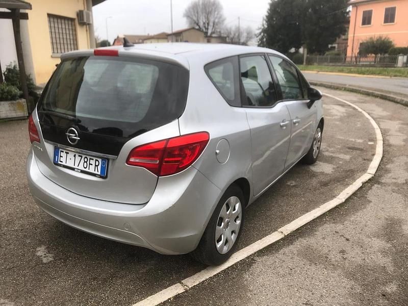 Usata Opel Meriva 100 CV (73 kW) 2014 Argento Monovolume
