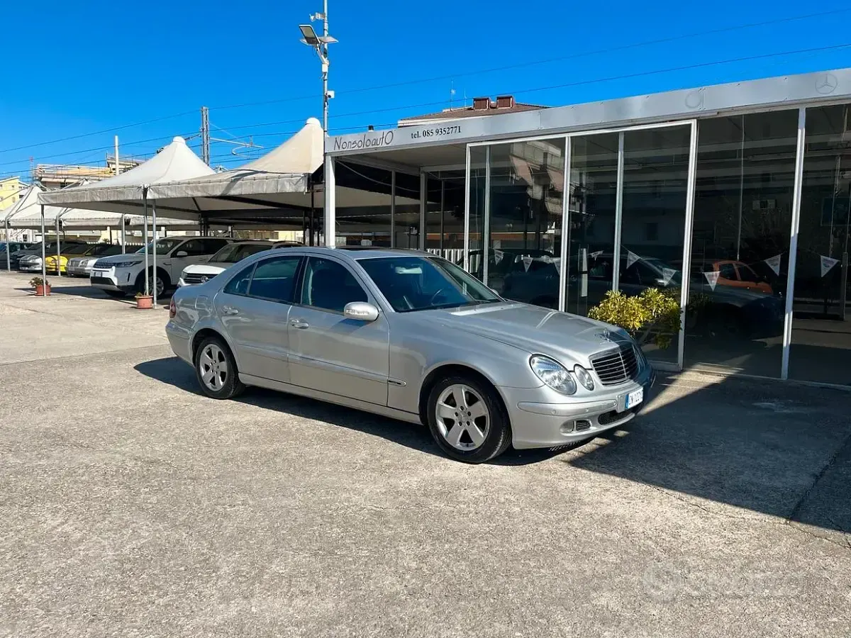 Usata Mercedes E220 Classic 150 CV (110 kW) 2004 Grigio Berlina