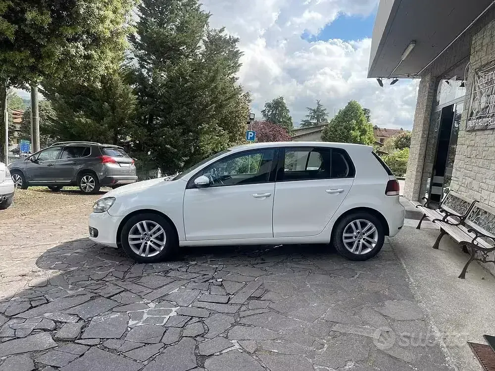 Begagnad VW Golf VI Highline 105 HK (77 kW) 2010 Vit Halvkombi