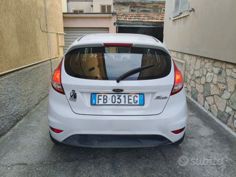 Usata Ford Fiesta 90 CV (66 kW) 2015 Bianco Utilitaria