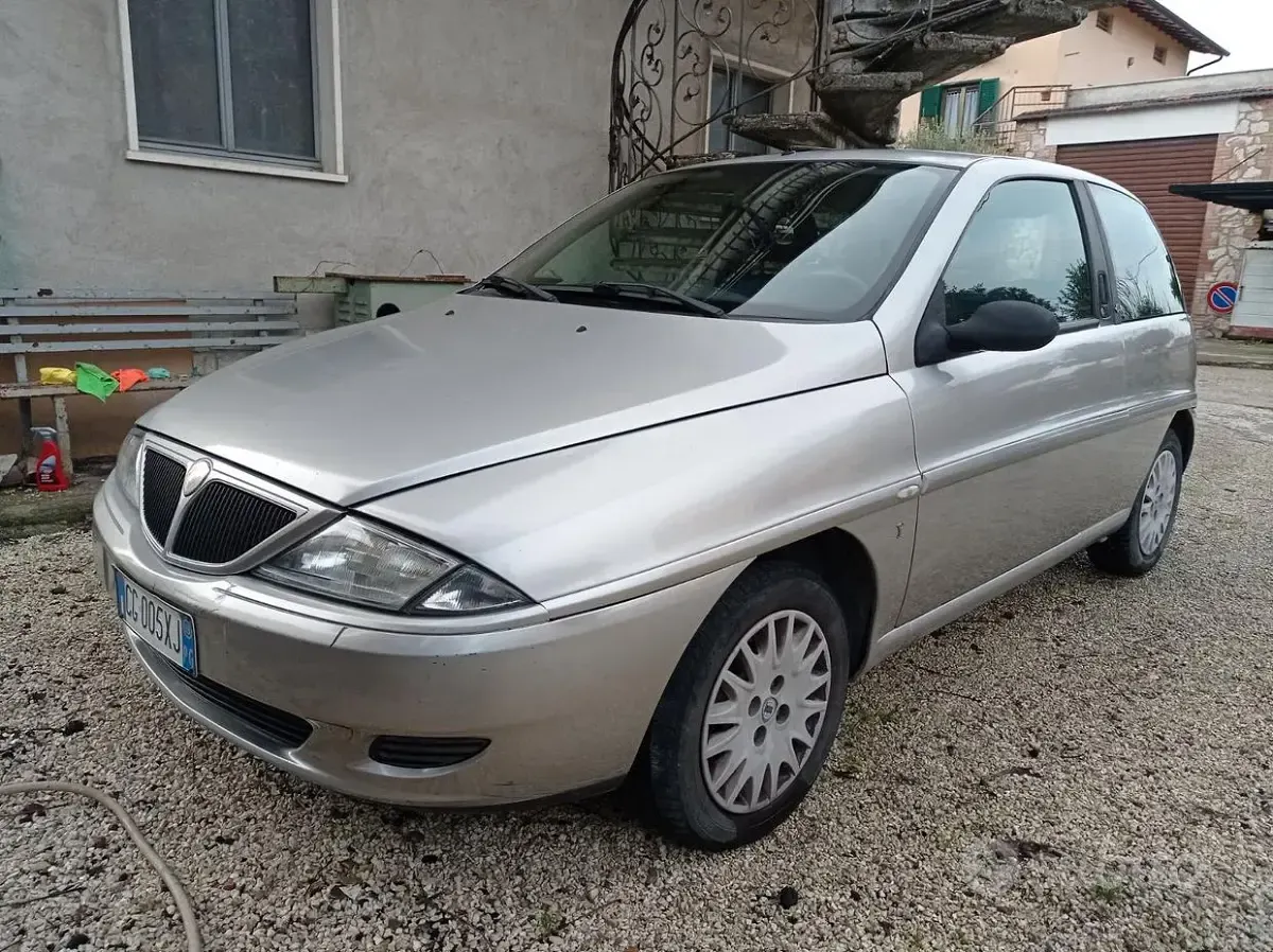 Usata Lancia Ypsilon 60 CV (44 kW) 2003 Grigio Utilitaria