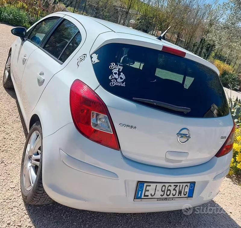 Usata Opel Corsa Cosmo 95 CV (69 kW) 2011 Bianco Utilitaria