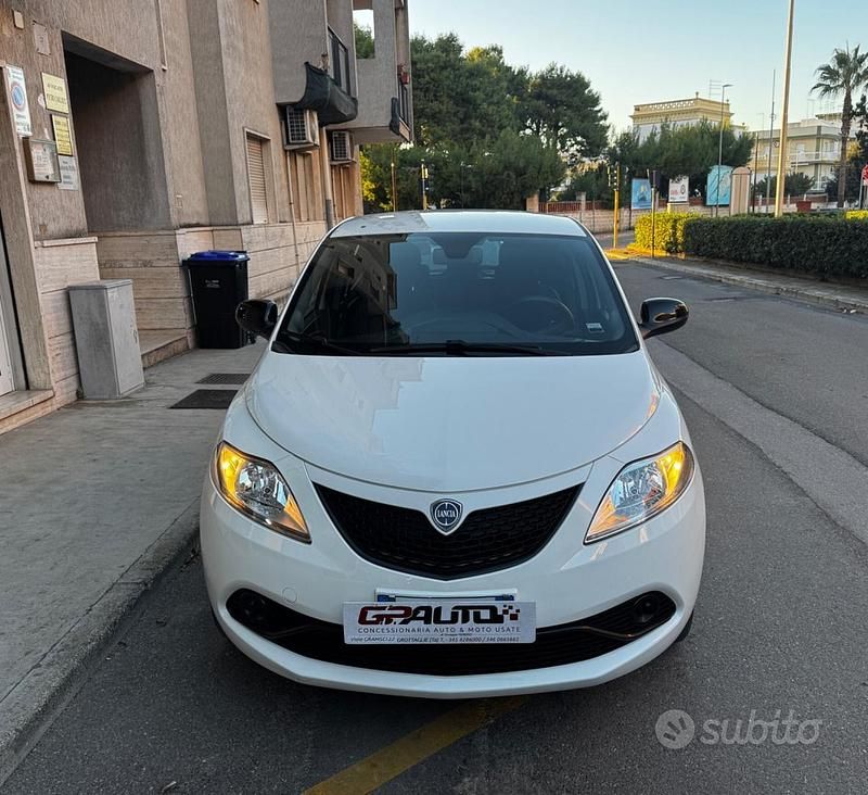 Usata Lancia Ypsilon Gold 69 CV (50 kW) 2019 Bianco Utilitaria