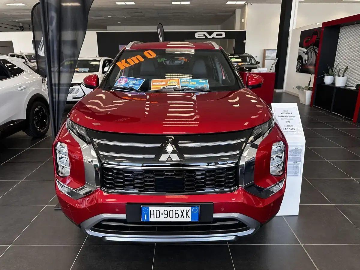 Nuova Mitsubishi Outlander P-HEV Intense 306 CV (225 kW) 2026 Rosso SUV