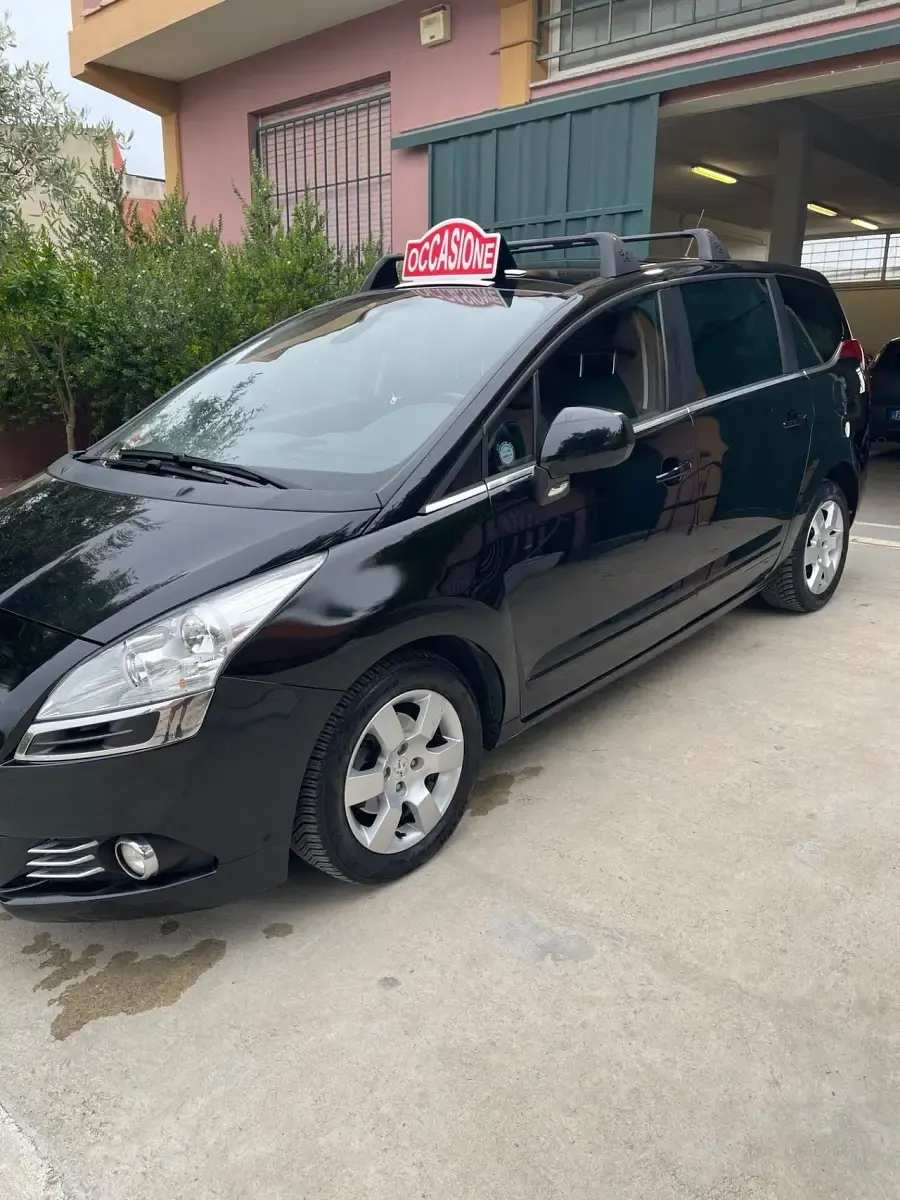 Usado Peugeot 5008 Business-Line 115 CV (84 kW) 2013 Negro Monovolumen