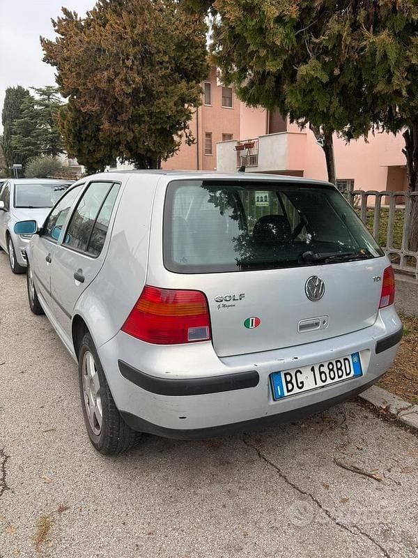 Usata VW Golf IV 101 CV (74 kW) 2000 Grigio Utilitaria