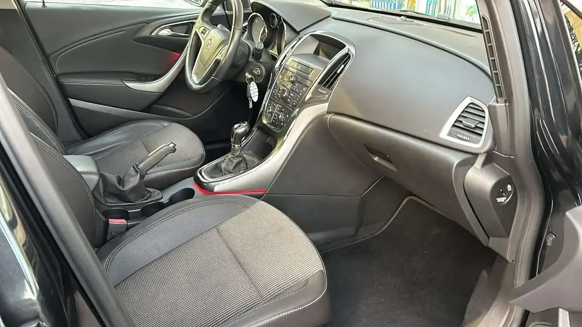 Usata Opel Astra Cosmo 120 CV (88 kW) 2013 Nero Berlina