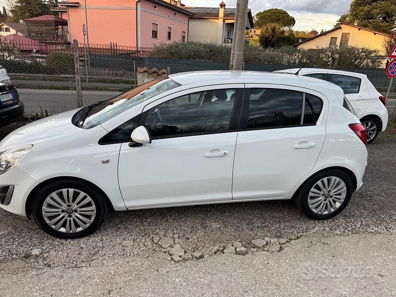 Usata Opel Corsa Edition 85 CV (62 kW) 2013 Bianco Utilitaria
