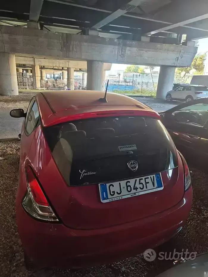 Usata Lancia Ypsilon 69 CV (50 kW) 2022 Rosso Utilitaria