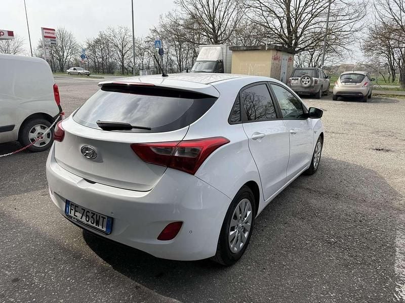 Begagnad Hyundai i30 Comfort 101 HK (74 kW) 2016 Vit Sedan