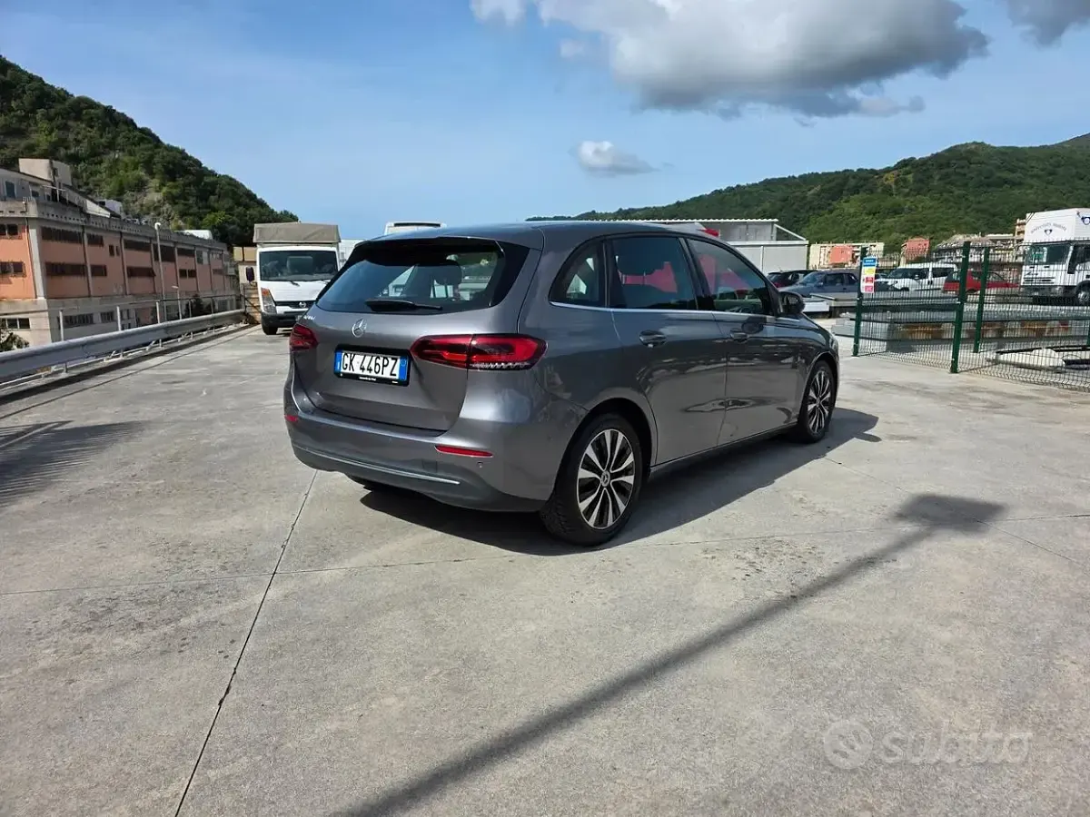 Usata Mercedes B180 Premium 116 CV (85 kW) 2022 Grigio Utilitaria