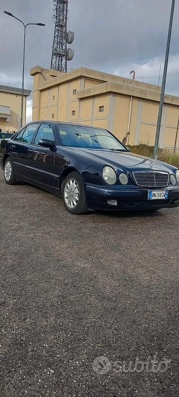 Usata Mercedes E220 2000 Blu Berlina