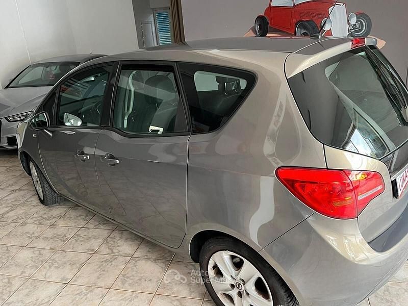 Usata Opel Meriva Cosmo 75 CV (55 kW) 2011 Grigio Monovolume