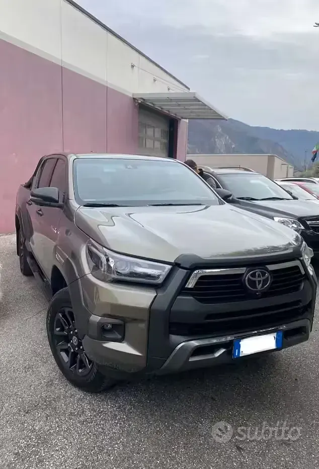 Usata Toyota HiLux 204 CV (150 kW) 2024 Marrone Pick-up