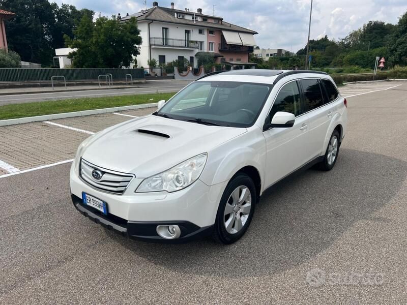 Bianco Usata 2013 Subaru Outback Exclusive+ SUV | 6500 € - Immagine 1/4