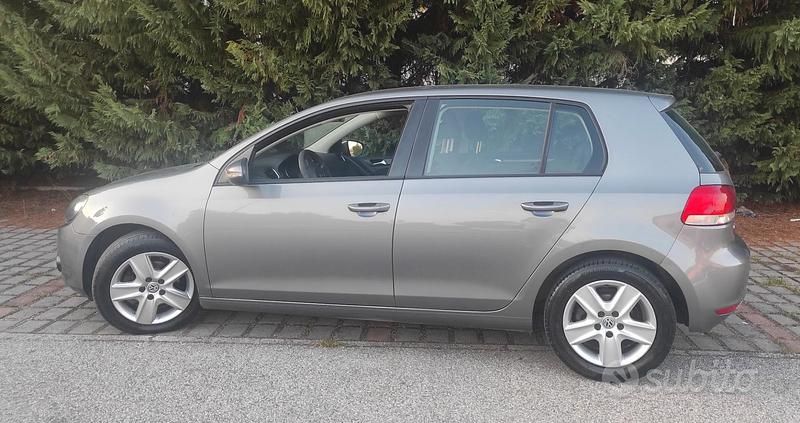 Grigio Usata 2010 VW Golf VI Comfortline Due volumi | 5500 € (Buon prezzo) - Immagine 1/4