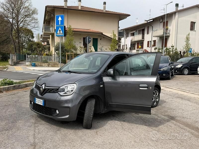 Gebraucht Renault Twingo Equilibre 65 PS (47 kW) 2024 Grau Kleinwagen