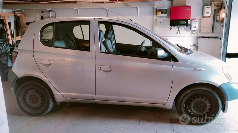 Grigio Usata 2000 Toyota Yaris Due volumi | 1200 € - Immagine 1/4