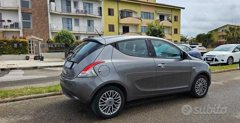 Usata Lancia Ypsilon Platinum 69 CV (50 kW) 2011 Grigio Utilitaria