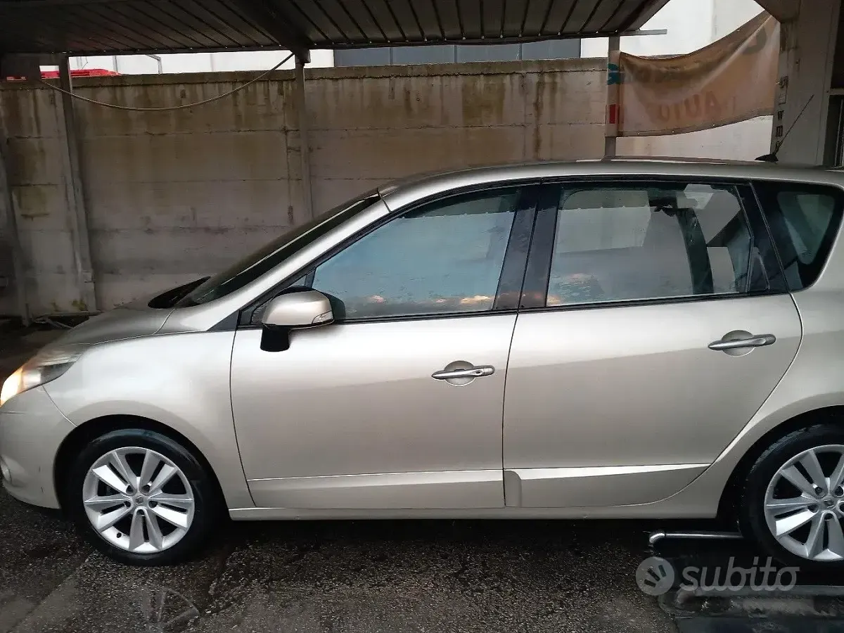 Usata Renault Scenic E-Tech XMOD 110 CV (80 kW) 2010 Monovolume