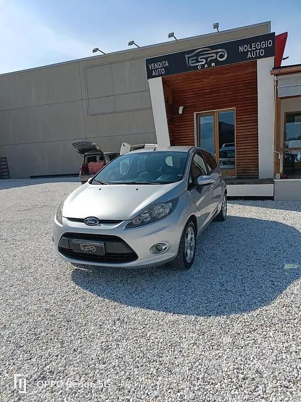 Usata Ford Fiesta 82 CV (60 kW) 2011 Grigio Utilitaria
