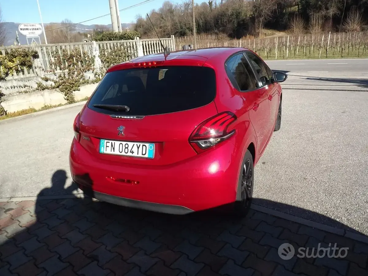Usata Peugeot 208 Allure 82 CV (60 kW) 2018 Rosso Utilitaria