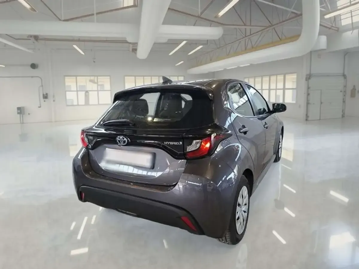 Usata Toyota Yaris Hybrid Business Edition 92 CV (67 kW) 2021 Grigio Berlina