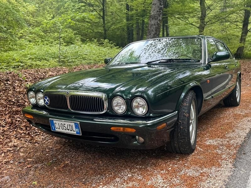 Usata Jaguar XJ8 1998 Verde Berlina