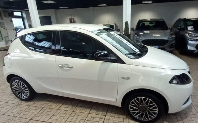 Usata Lancia Ypsilon Gold 69 CV (50 kW) 2023 Bianco Utilitaria
