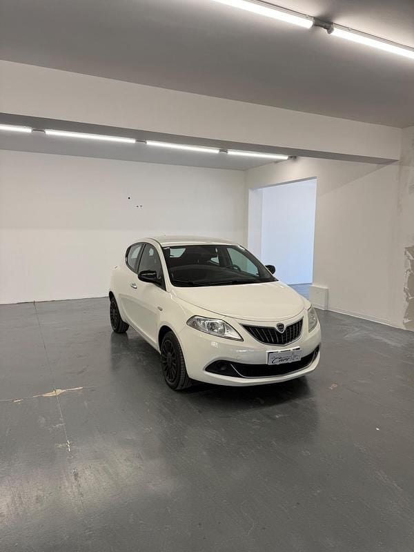 Bianco Usata 2022 Lancia Ypsilon Gold Utilitaria | 8900 € (Super prezzo) - Immagine 1/4