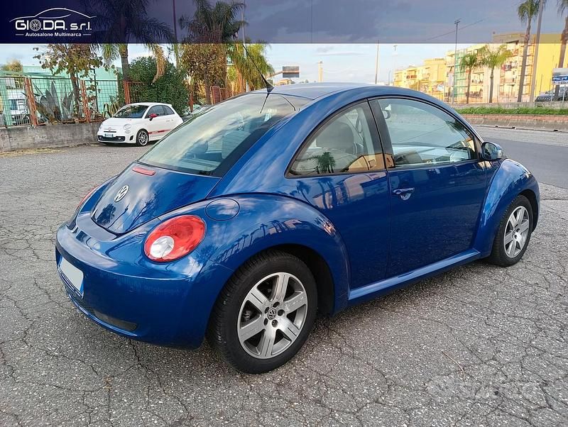 Usata VW New Beetle 105 CV (77 kW) 2009 Blu Utilitaria