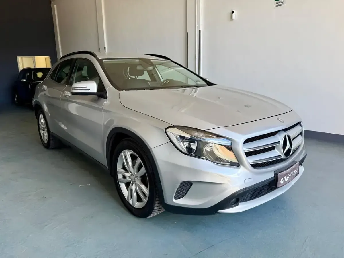 Usata Mercedes GLA200 135 CV (99 kW) 2016 Grigio SUV