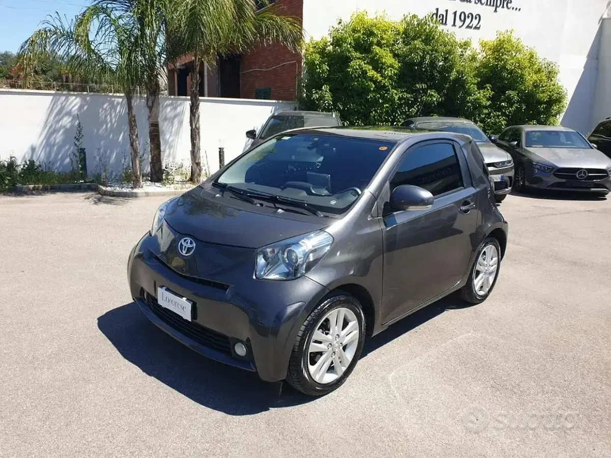 Usata Toyota iQ Executive 101 CV (74 kW) 2009 Grigio scuro metallizzato Utilitaria