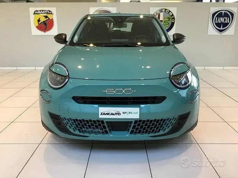 Nouvelle Fiat 600 110 ch (80 kW) 2026 Bleue SUV