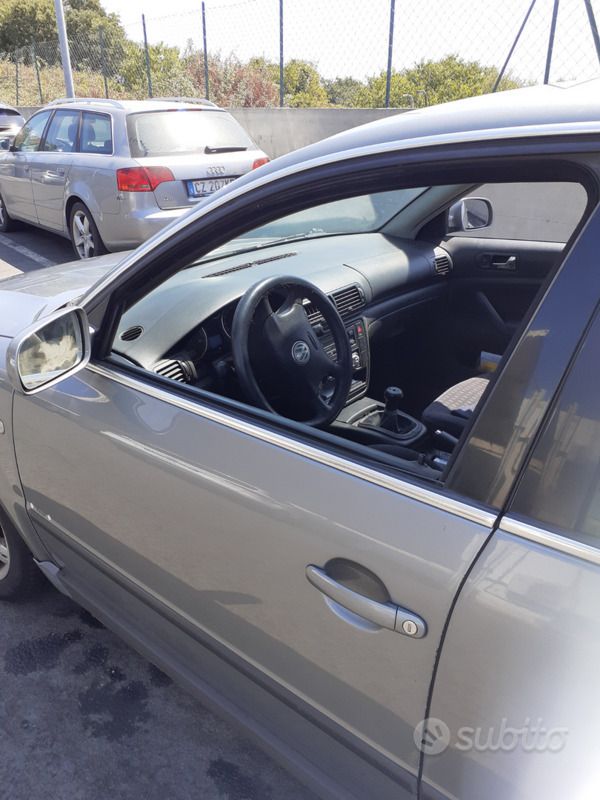 Usata VW Passat 101 CV (74 kW) 2004 Grigio Berlina