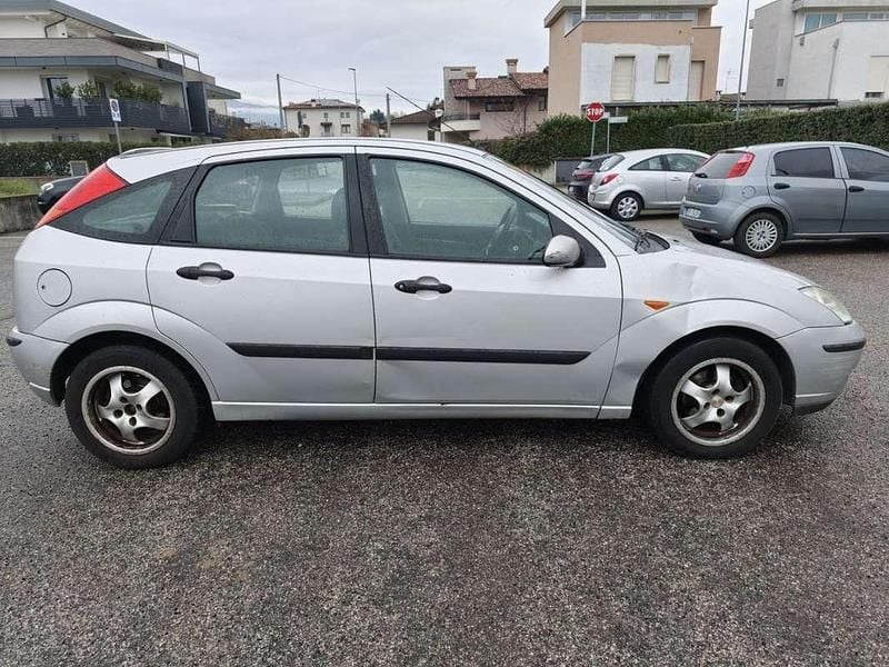 Usata Ford Focus 116 CV (85 kW) 2002 Argento Berlina