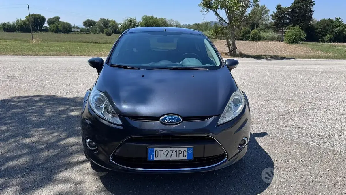 Usata Ford Fiesta Titanium 82 CV (60 kW) 2008 Grigio Utilitaria