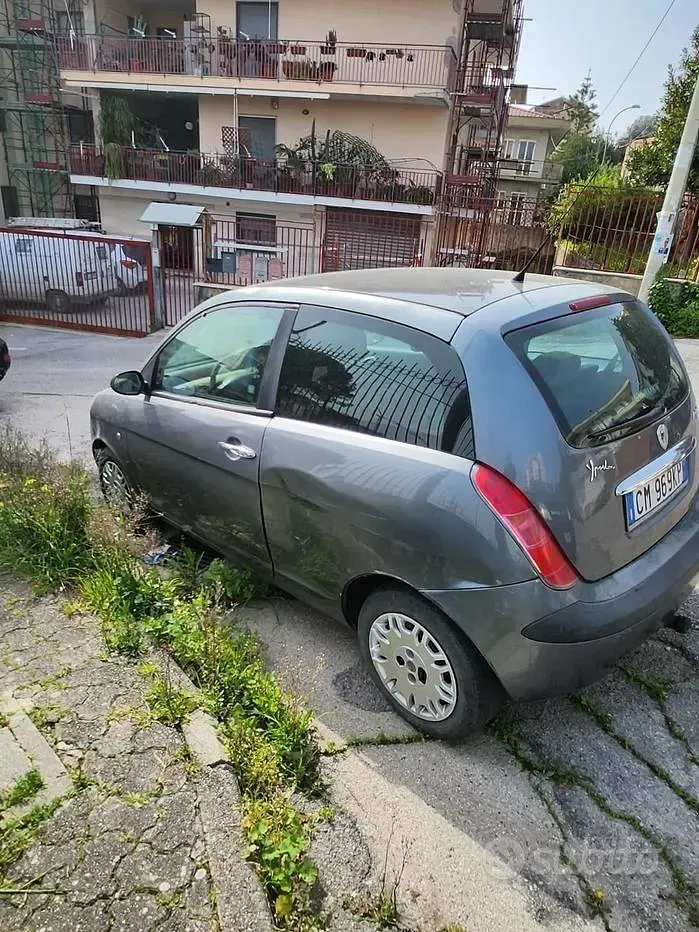 Usata Lancia Ypsilon 70 CV (51 kW) 2004 Grigio Utilitaria