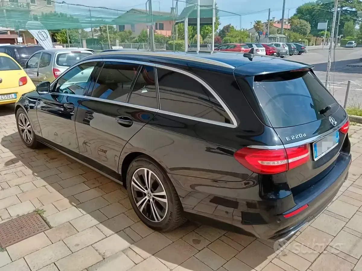 Usata Mercedes E220 194 CV (142 kW) 2021 Nero Station wagon