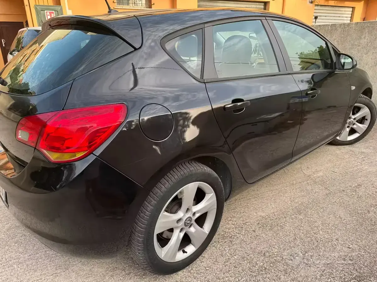Usata Opel Astra 110 CV (80 kW) 2010 Nero Berlina