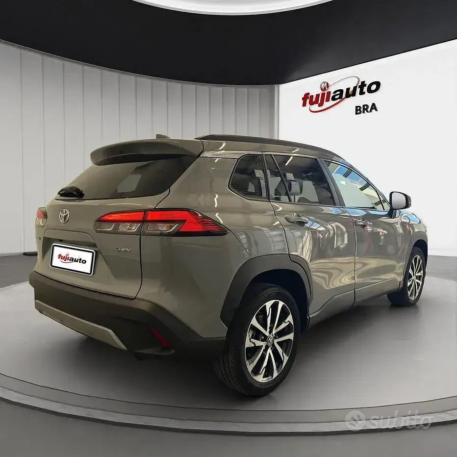 Usata Toyota Corolla Cross Trend 140 CV (102 kW) 2025 Cement grey SUV