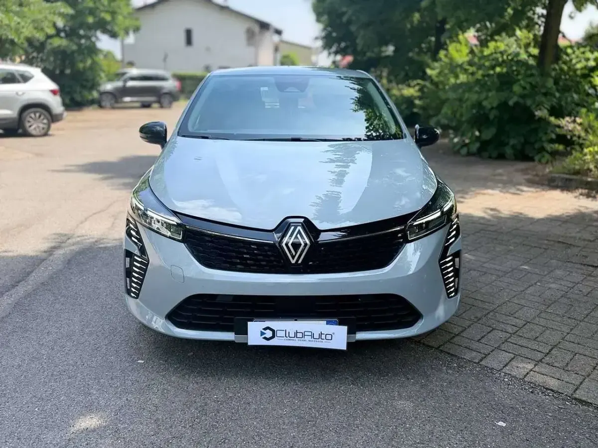Używany Renault Clio V Evolution 145 KM (106 kW) 2024 Srebrny Sedan/Limuzyna