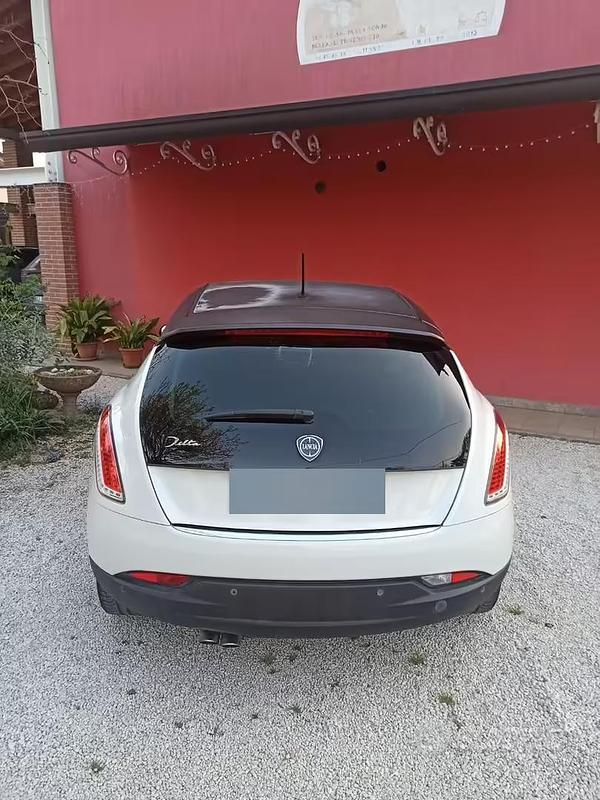 Usata Lancia Delta 120 CV (88 kW) 2010 Bianco Utilitaria