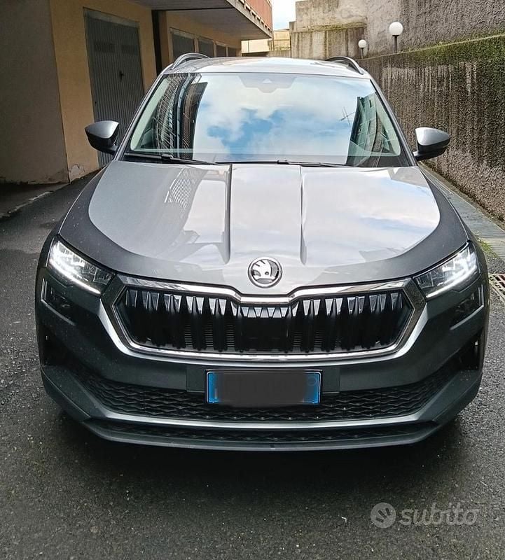 Grigio Usata 2024 Skoda Karoq Executive SUV | 21.600 € (Ottimo prezzo) - Immagine 1/4
