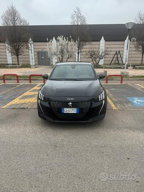 Usata Peugeot 208 GT-line 101 CV (74 kW) 2020 Nero Utilitaria