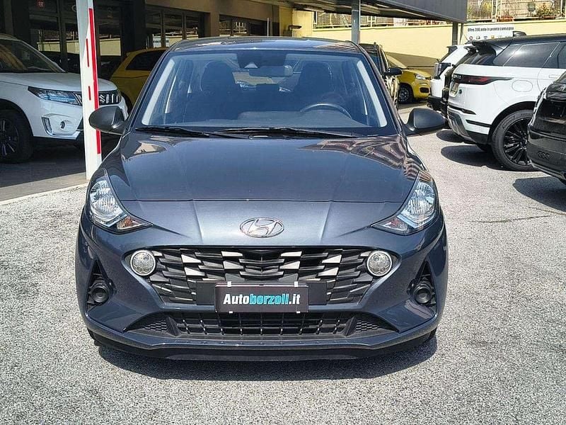 Usado Hyundai i10 Advanced 67 CV (49 kW) 2023 Gris Utilitario